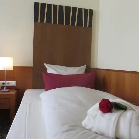 Ringhotel Bundschu Отель Бад-Мергентхайм